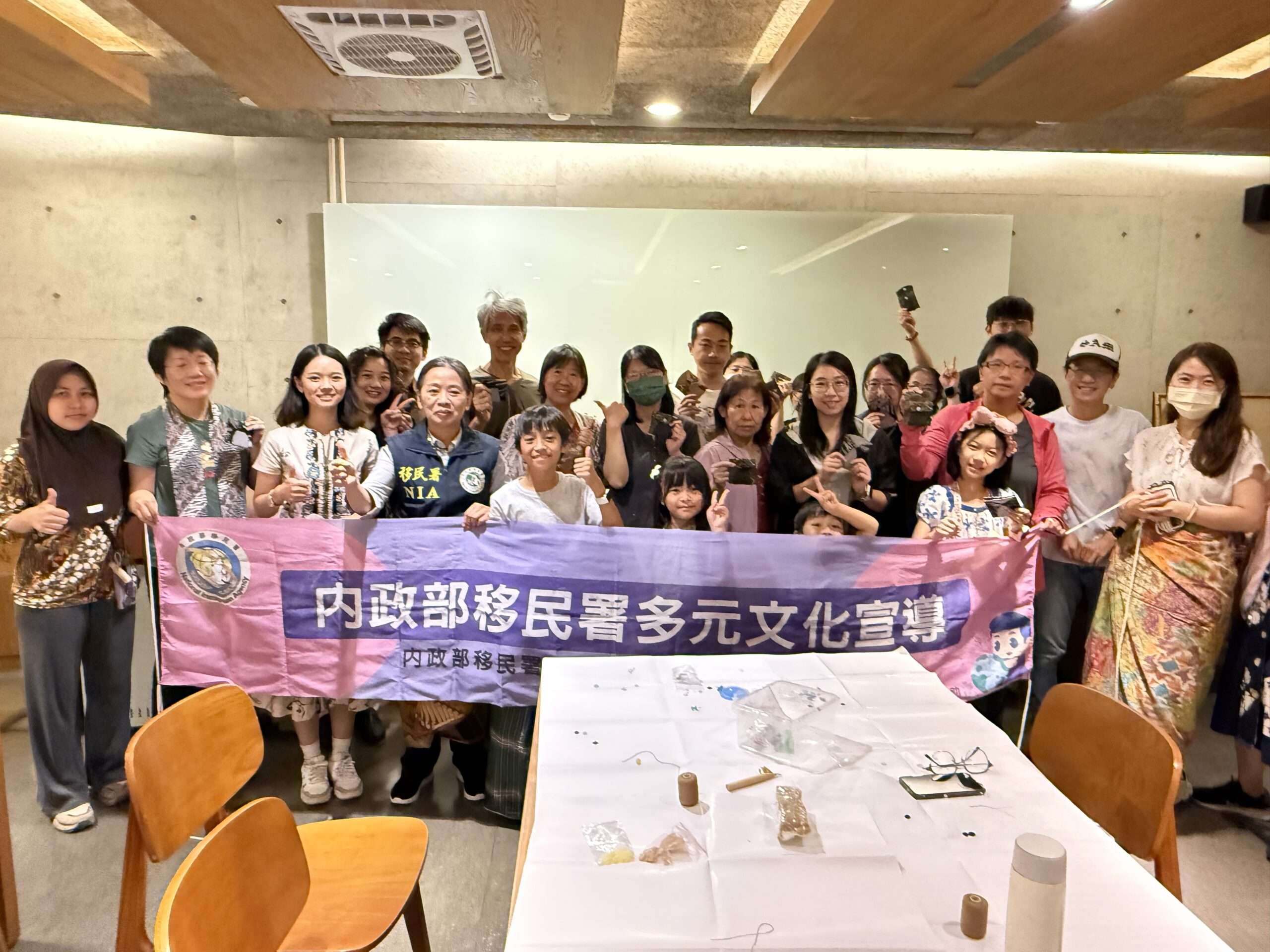 移民署桃園站「探索印尼神秘之島」講座登場 學員體驗手作蠟染小錢包 S 104701964 scaled