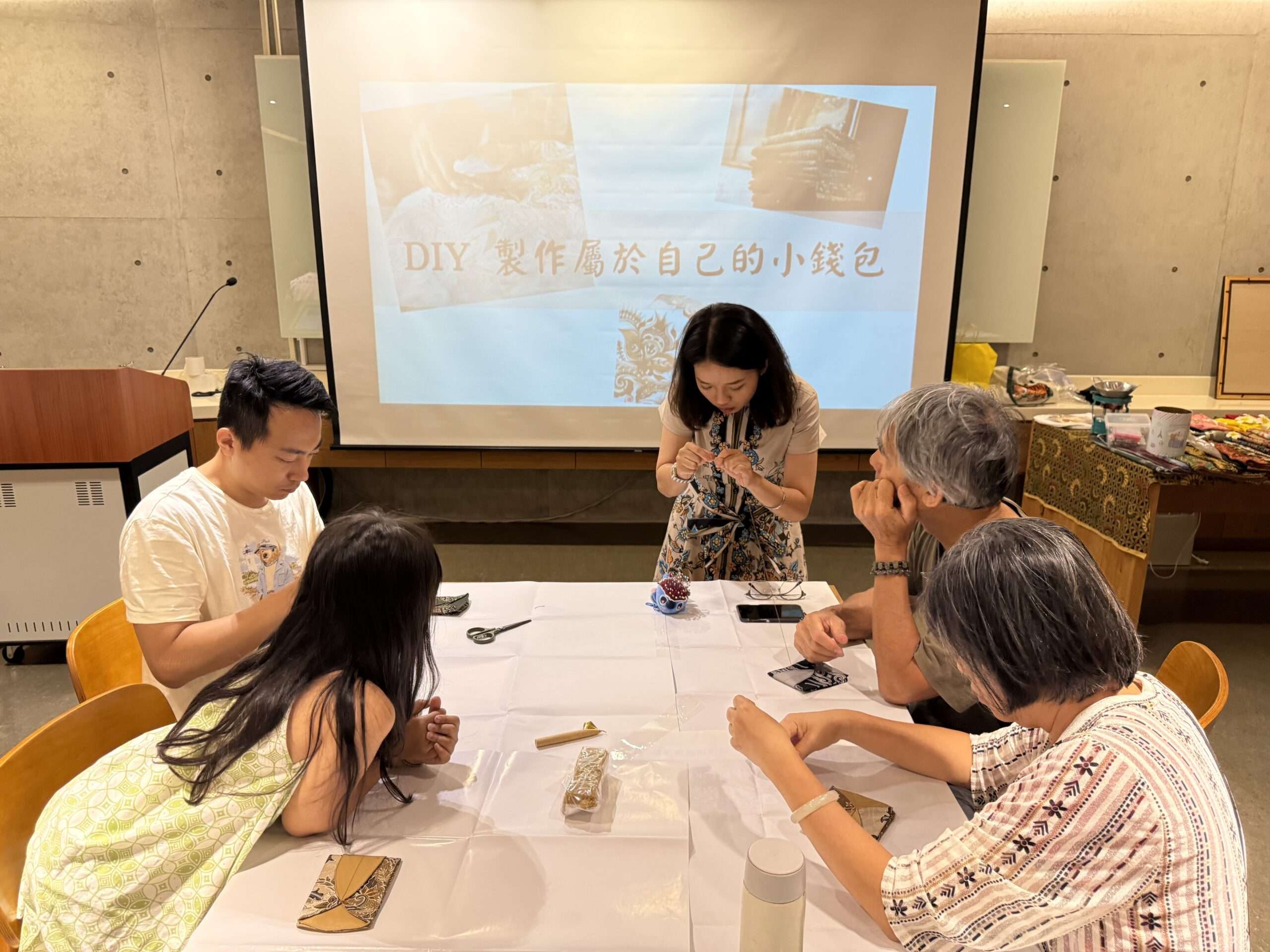 移民署桃園站「探索印尼神秘之島」講座登場 學員體驗手作蠟染小錢包 S 104701966 scaled