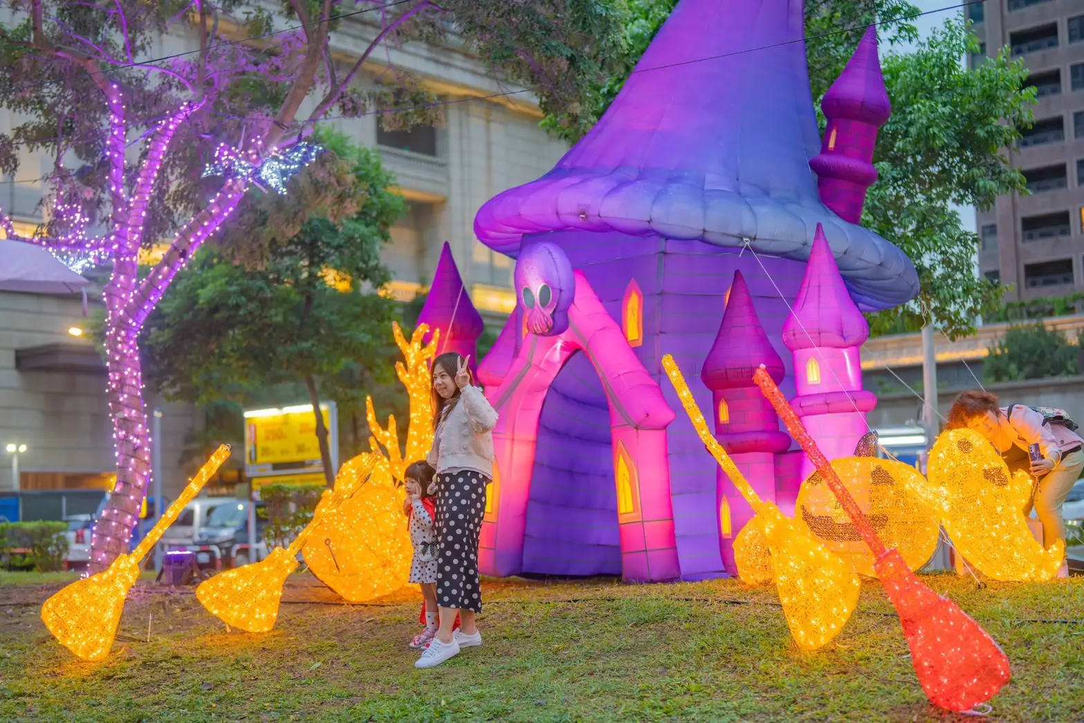 桃園萬聖城今起連嗨十天!光影秀、踩街劇打造全新視覺饗宴 桃園萬聖城今起連嗨十天!光影秀、踩街劇打造全新視覺饗宴