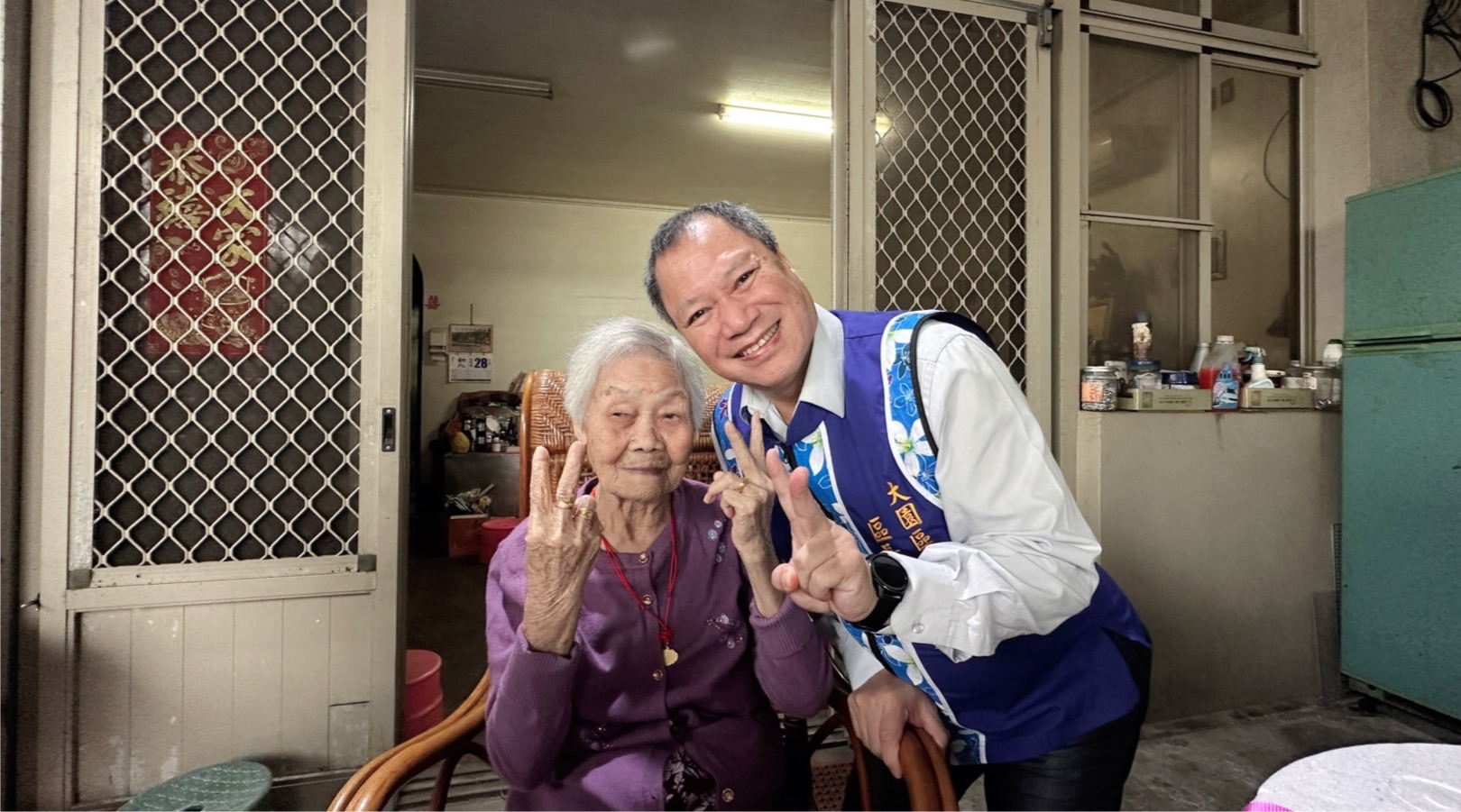 大園百歲人瑞活力滿滿 早起種菜、開心比YA迎接重陽節 S 13254710