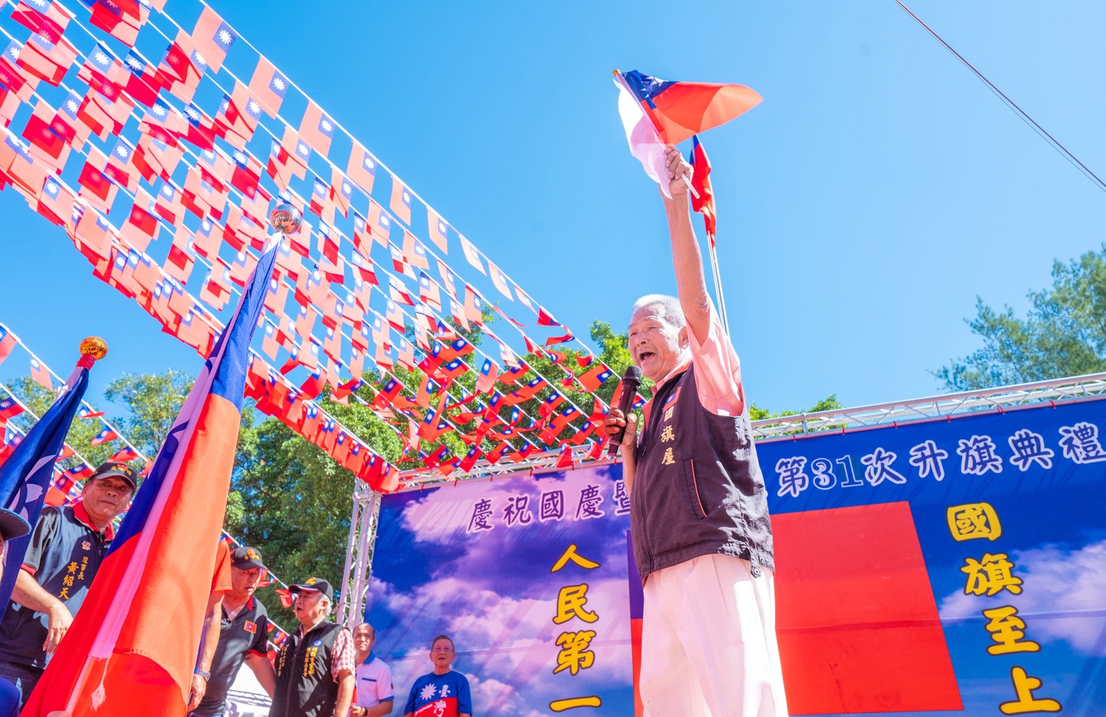 國旗屋升旗典禮旗海飄揚 張善政:國旗象徵信念與團結 S 135913500 0