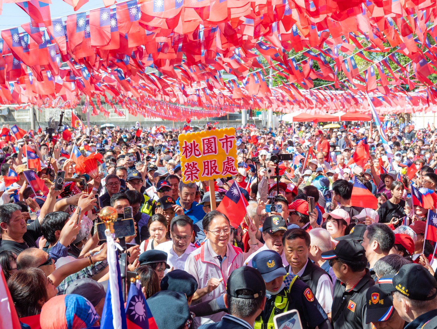 國旗屋升旗典禮旗海飄揚 張善政:國旗象徵信念與團結 S 135913503 0