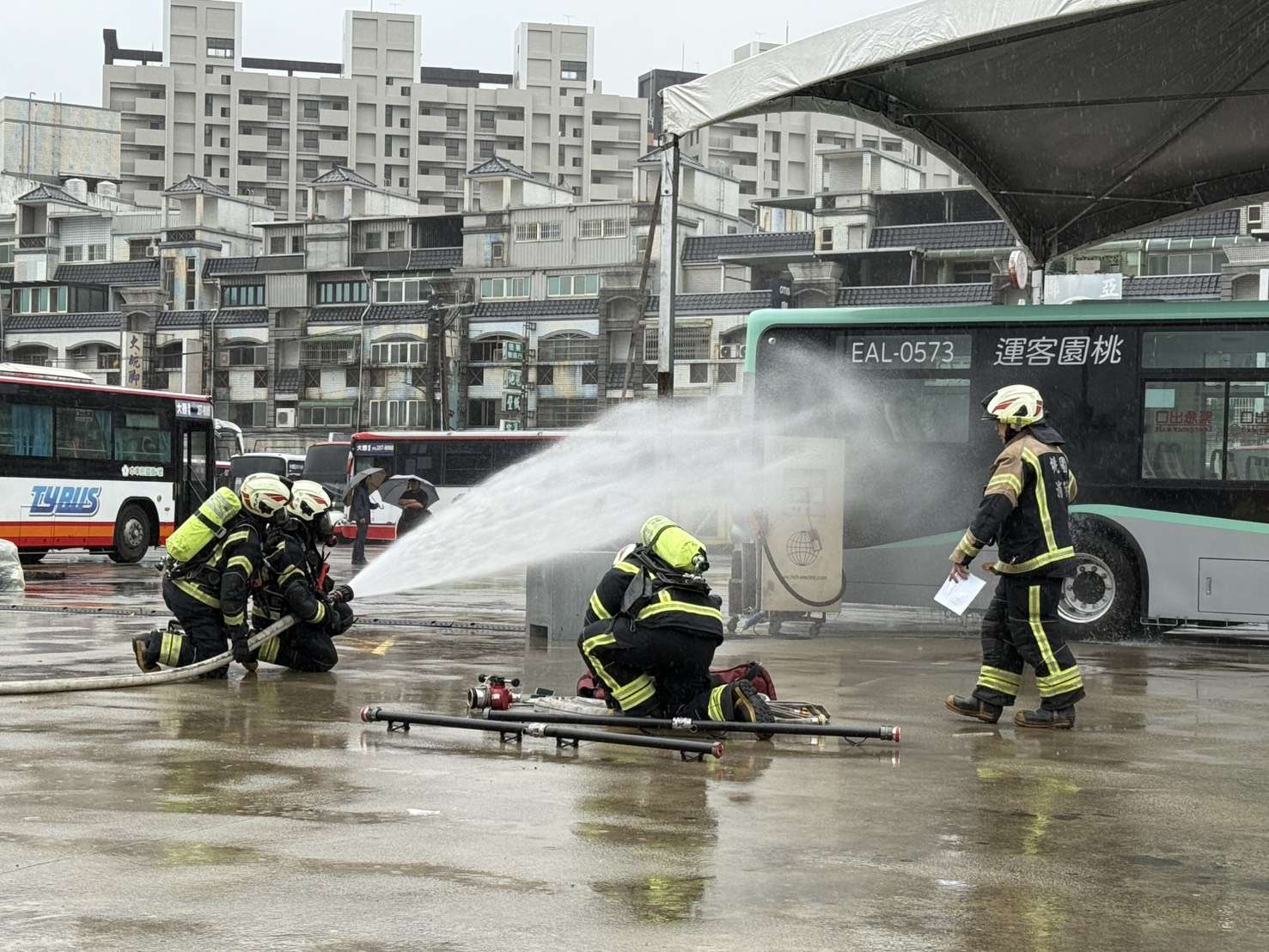 桃園明年再新增137輛電動公車 火警演練確保乘車安全無虞