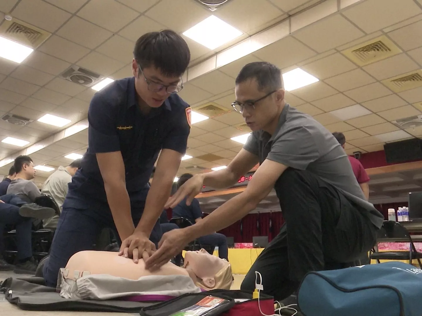 員警齊聚學習急救技能 中壢分局長林鼎泰:爭取黃金搶救時間 員警齊聚學習急救技能 中壢分局長林鼎泰:爭取黃金搶救時間