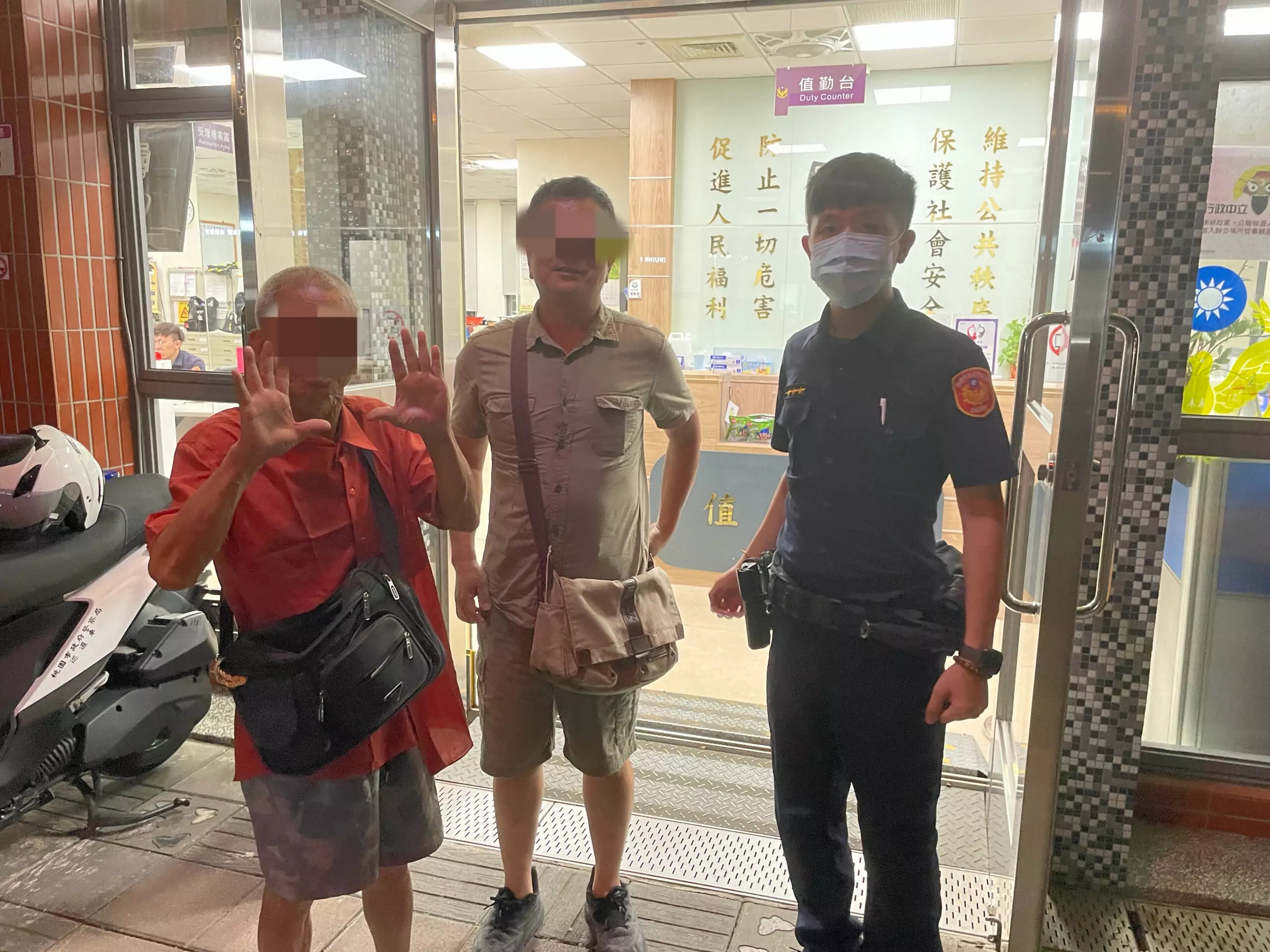中壢迷途老翁稱「住在大學附近」 員警一查:跑錯學校了 中壢迷途老翁稱「住在大學附近」 員警一查:跑錯學校了