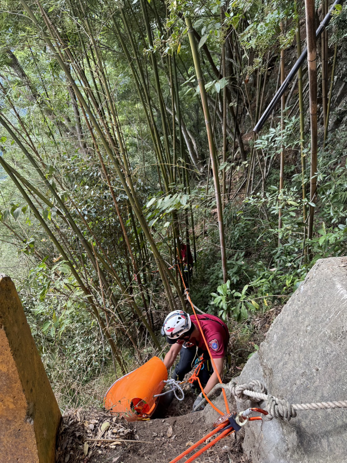 男復興山區跌落邊坡頭部撕裂傷 巴陵消防分隊火速救援助送醫 S 19849421 0