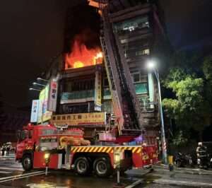 龜山民宅凌晨遭火舌吞噬！桃園消防出動87人灌救 4住戶一度受困