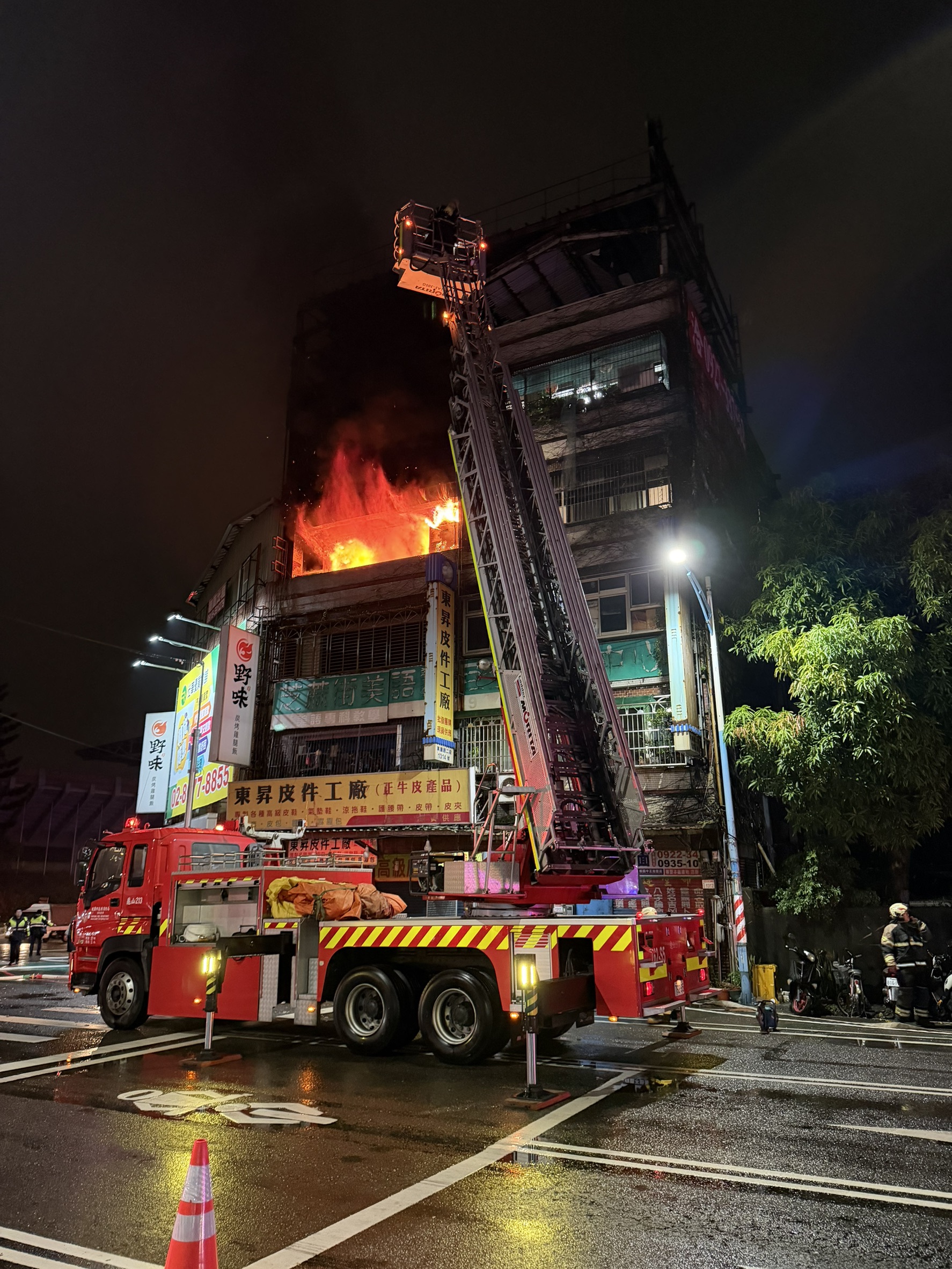 龜山民宅凌晨遭火舌吞噬!桃園消防出動87人灌救 4住戶一度受困 S 387039256