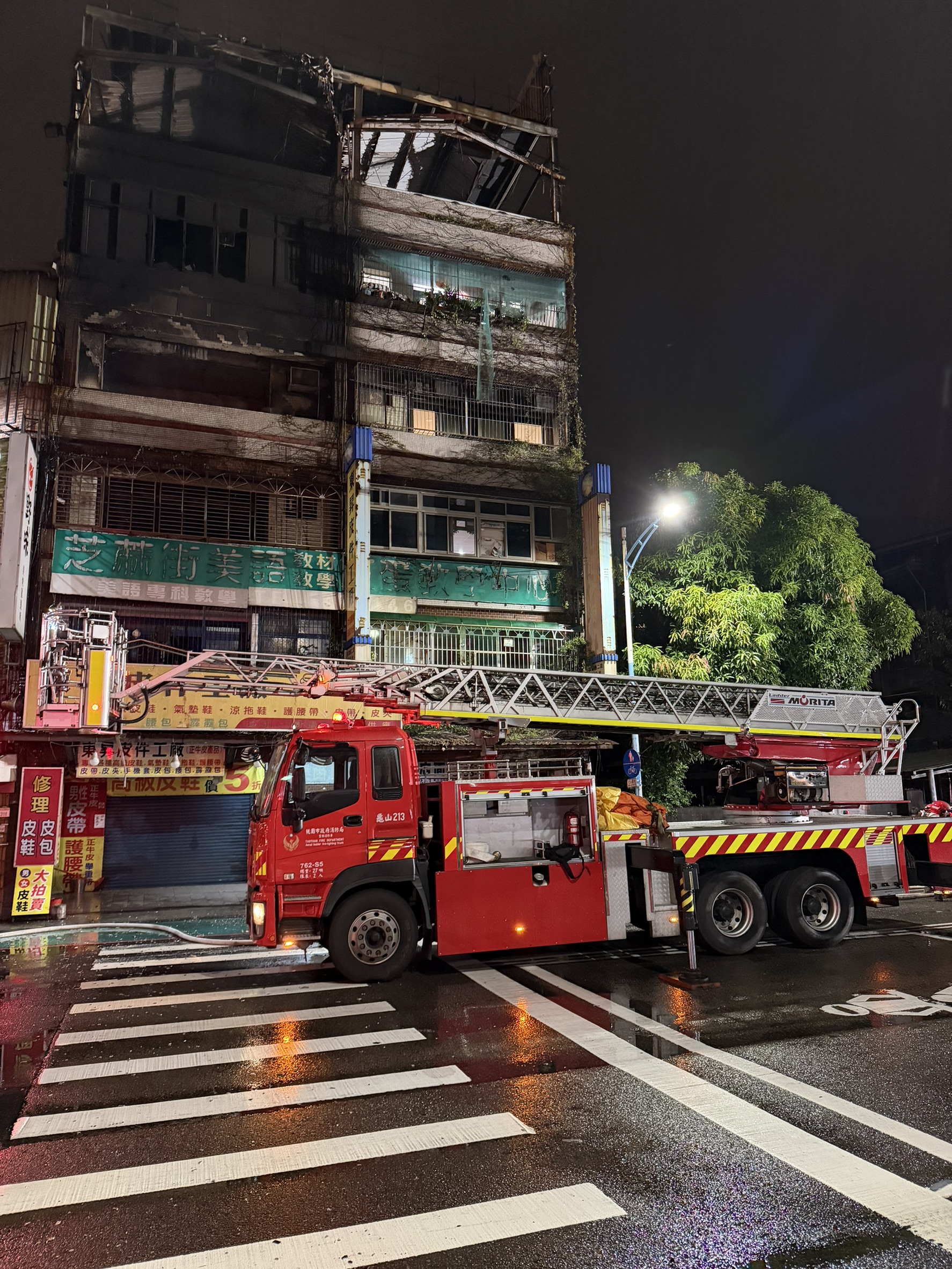 龜山民宅凌晨遭火舌吞噬!桃園消防出動87人灌救 4住戶一度受困 S 387039258