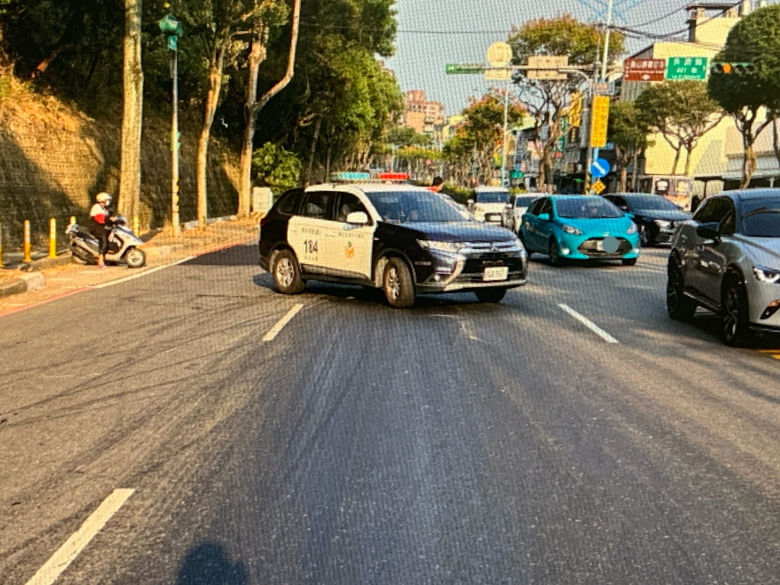 龜山大貨車油漏滿地渾然不知!害3機車騎士慘摔滿身傷 S 399786007 scaled