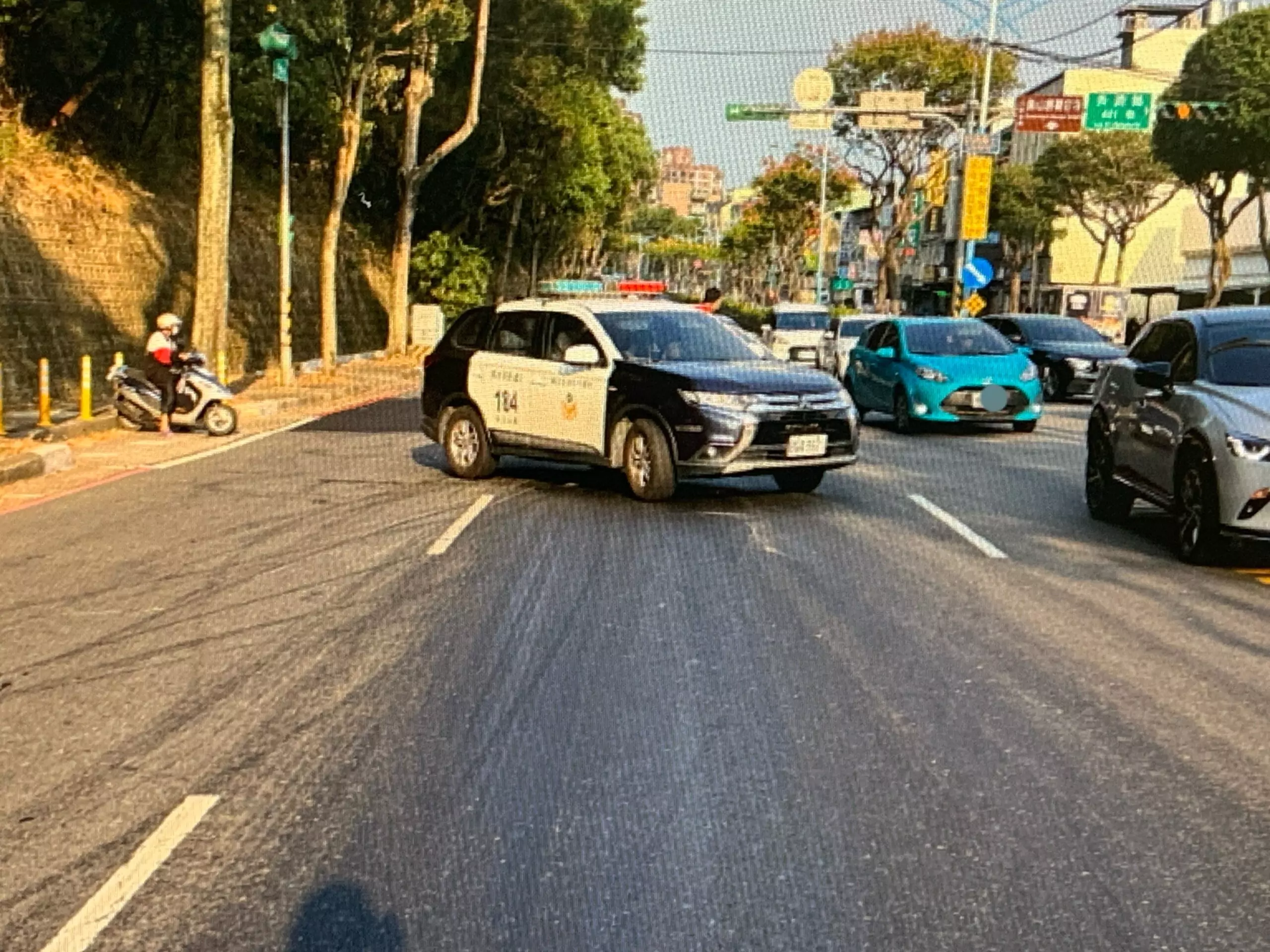 龜山大貨車油漏滿地渾然不知!害3機車騎士慘摔滿身傷 S 399786007 scaled