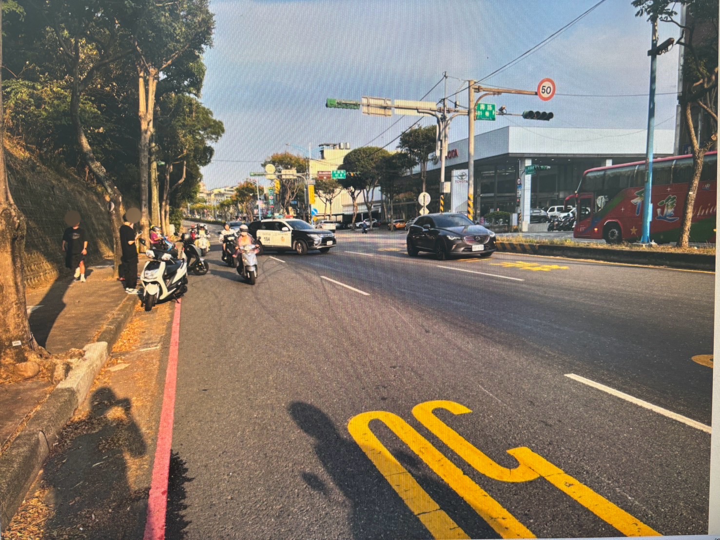 龜山大貨車油漏滿地渾然不知!害3機車騎士慘摔滿身傷 S 399786009