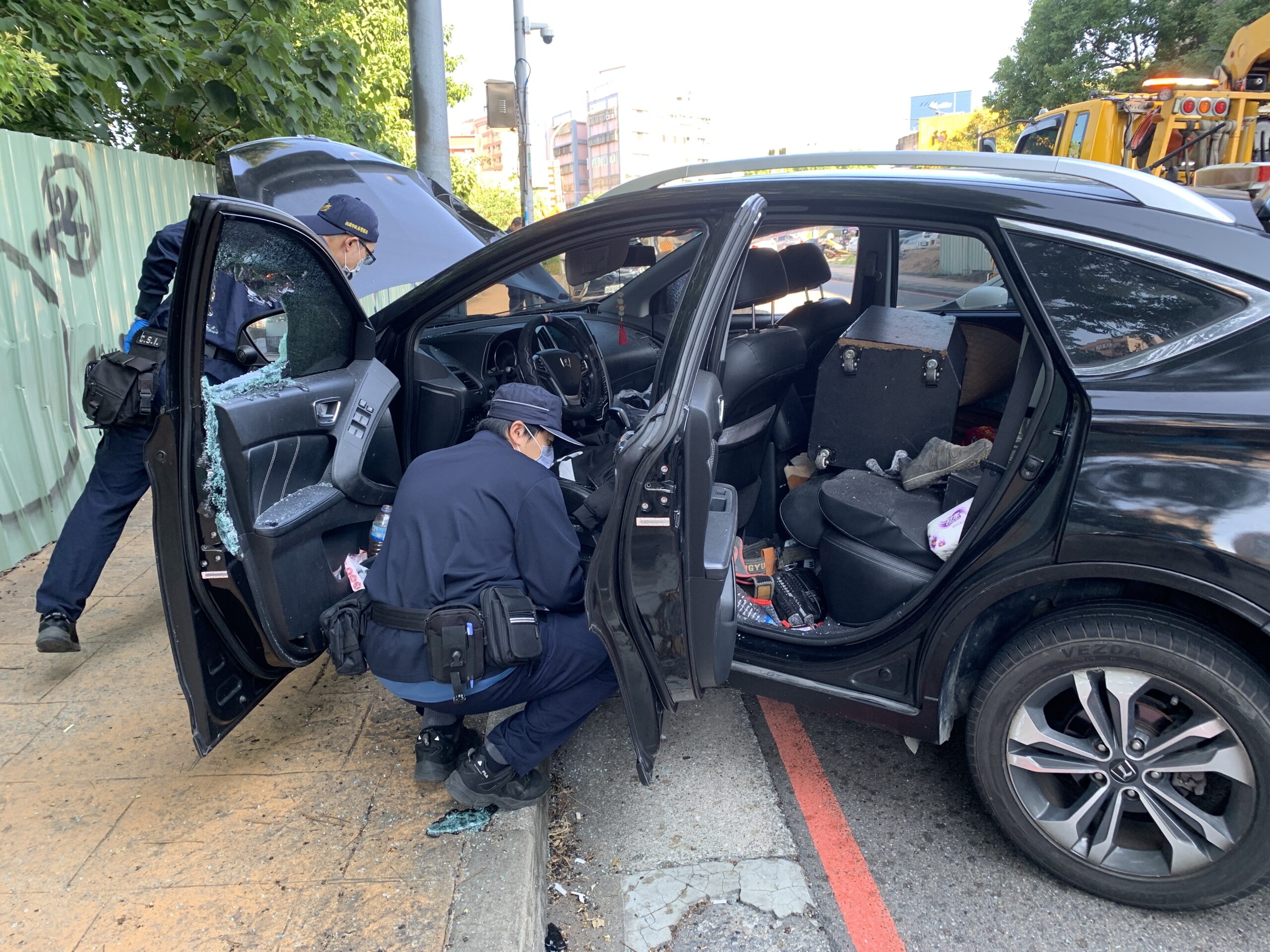【有片】未掛車牌拒檢逃逸警連開2槍!休旅車自撞電桿駕駛遭逮 S 399892608 scaled