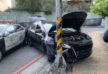 【有片】未掛車牌拒檢逃逸警連開2槍!休旅車自撞電桿駕駛遭逮