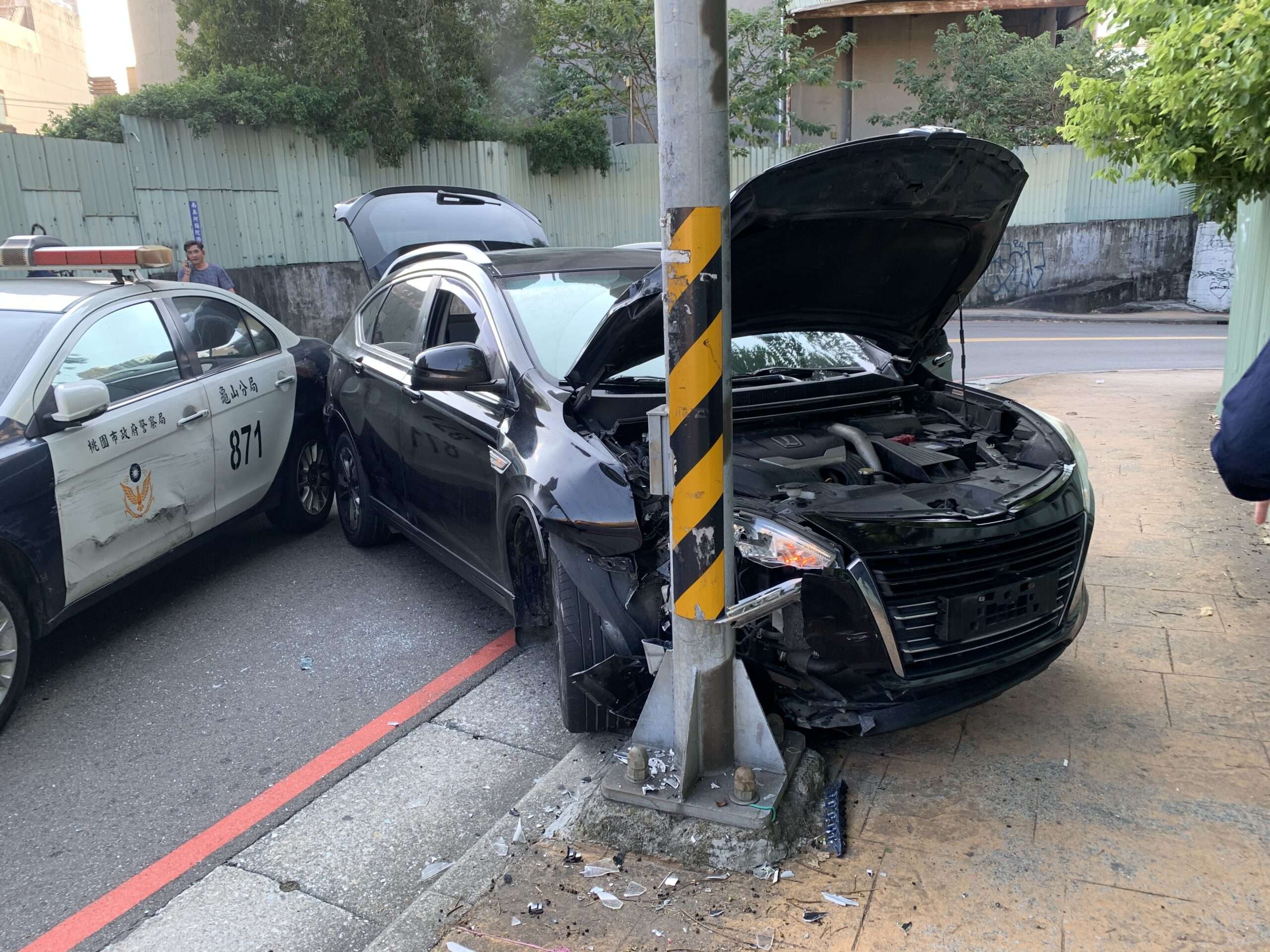 【有片】未掛車牌拒檢逃逸警連開2槍!休旅車自撞電桿駕駛遭逮 S 399892609 scaled