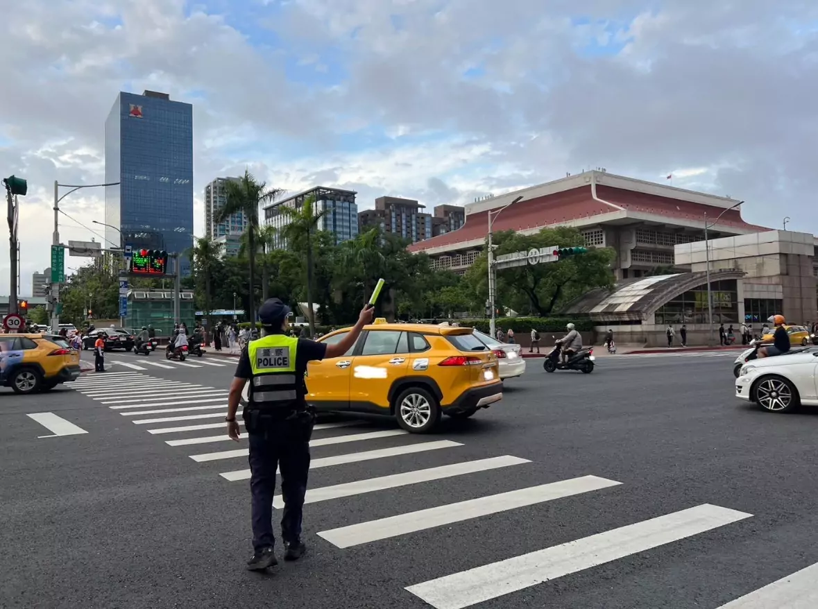 光復節連假各地湧人車 警政署籲留意高乘載管制及匝道封閉 光復節連假各地湧人車 警政署籲留意高乘載管制及匝道封閉
