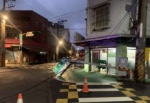 【有片】傻眼!龜山砂石車防塵網沒放下 轉彎瞬間勾倒紅綠燈