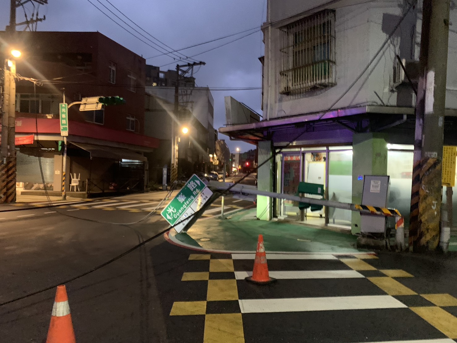 【有片】傻眼!龜山砂石車防塵網沒放下 轉彎瞬間勾倒紅綠燈 S 68436034