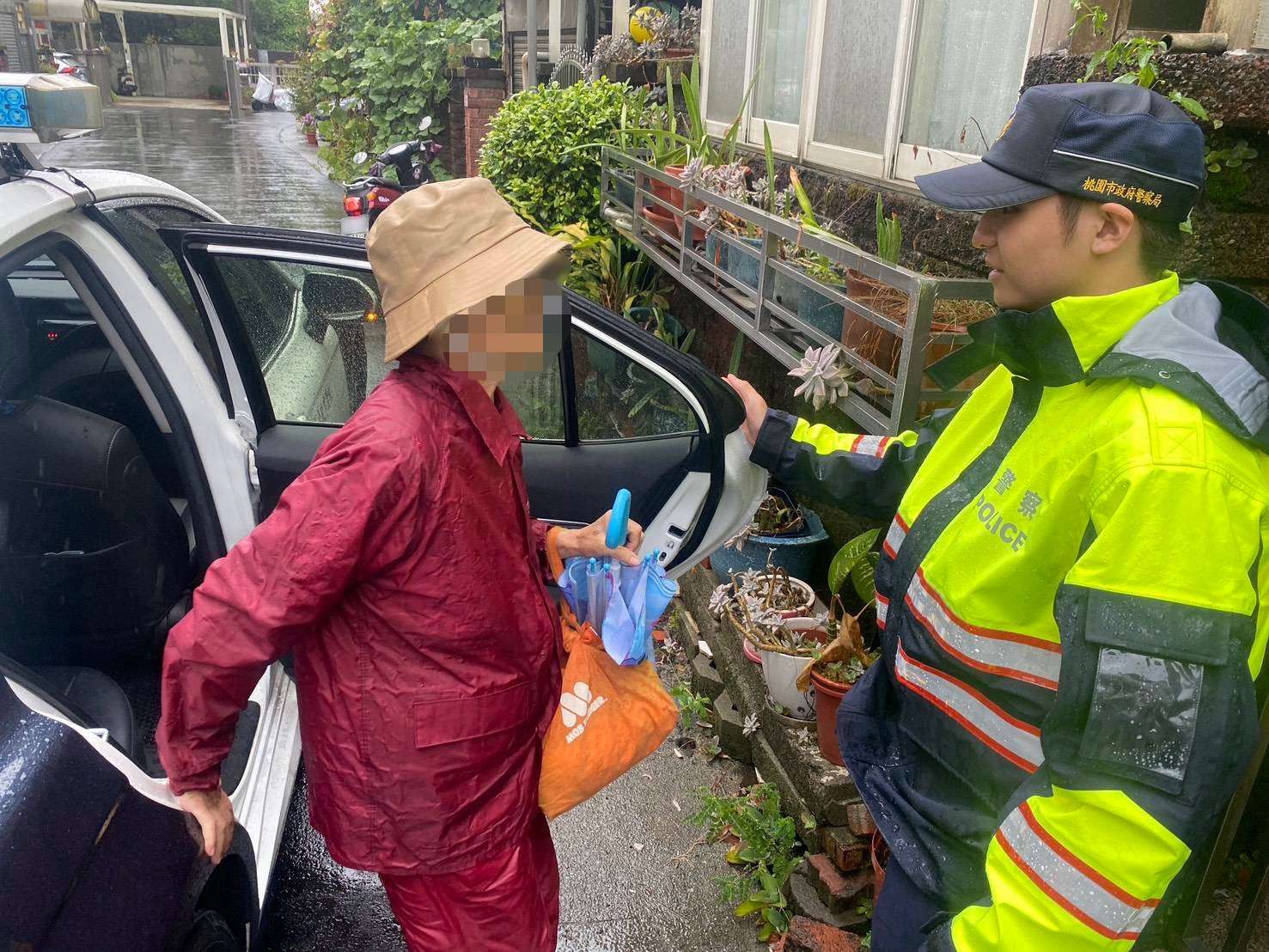 遺失亡夫機車焦急求助 龍潭警冒雨3小時尋回婦感動落淚 S 7118901 0