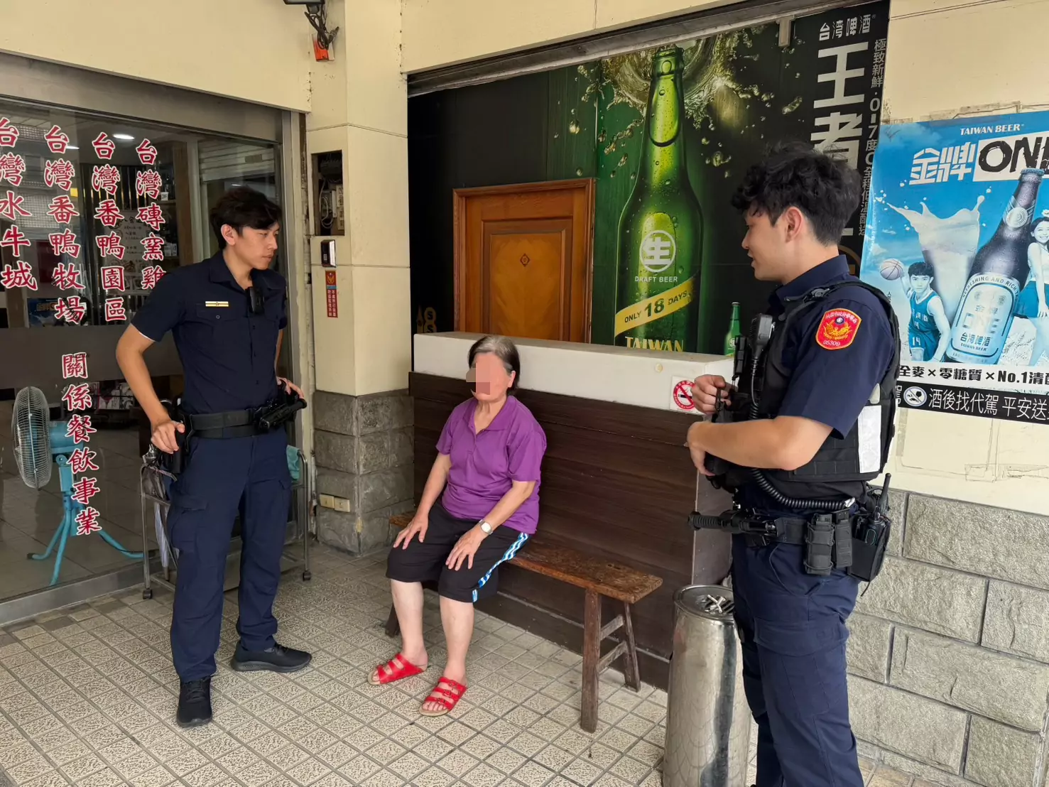 失智老婦獨自外出嚇壞丈夫 楊梅警兩小時尋獲助平安返家 失智老婦獨自外出嚇壞丈夫 楊梅警兩小時尋獲助平安返家