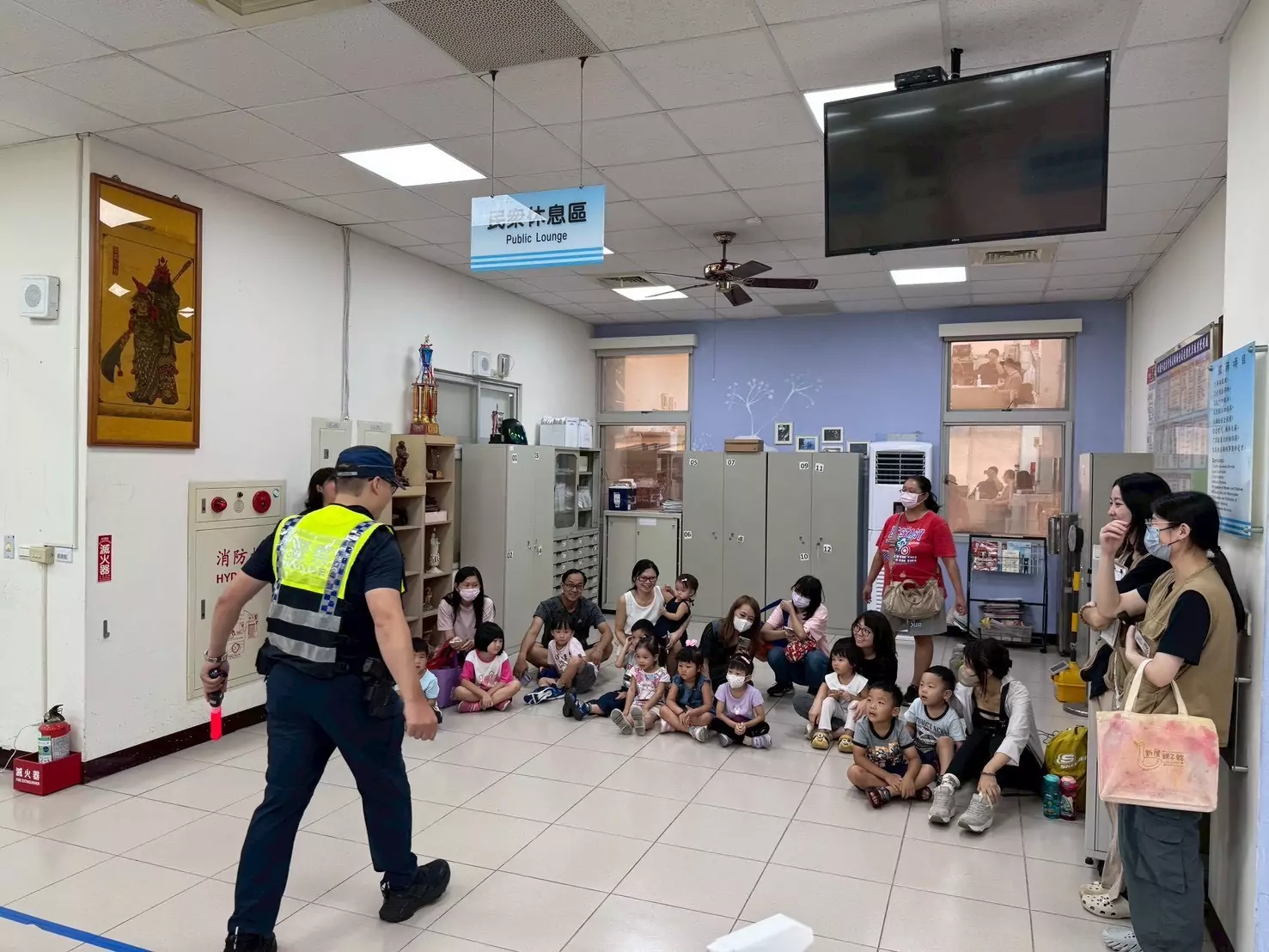 楊梅警攜手社福團體辦「小小波麗士」親子體驗警察日常寓教於樂 楊梅警攜手社福團體辦「小小波麗士」親子體驗警察日常寓教於樂