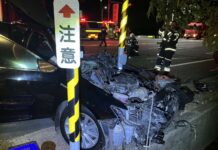 【有片】楊梅凌晨驚魂!小貨車遭撞塑膠籃掉滿地 轎車駕駛傷重亡