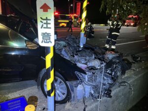 【有片】楊梅凌晨驚魂!小貨車遭撞塑膠籃掉滿地 轎車駕駛傷重亡