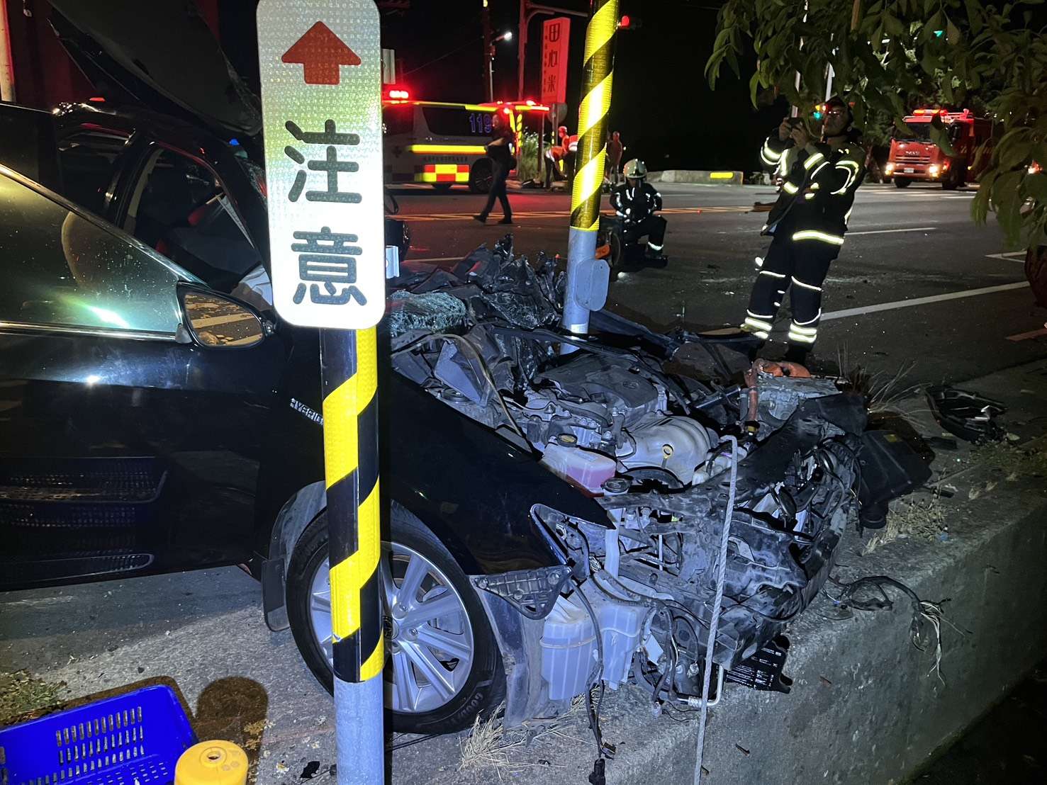【有片】楊梅凌晨驚魂!小貨車遭撞塑膠籃掉滿地 轎車駕駛傷重亡 S 76759297 0