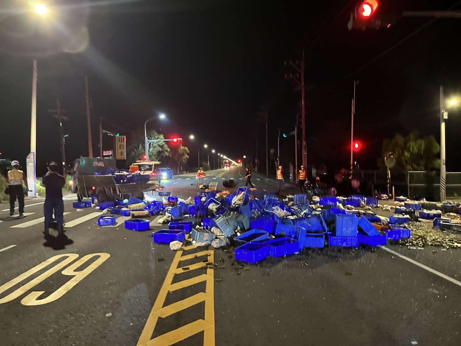 【有片】楊梅凌晨驚魂!小貨車遭撞塑膠籃掉滿地 轎車駕駛傷重亡 S 76759298 0