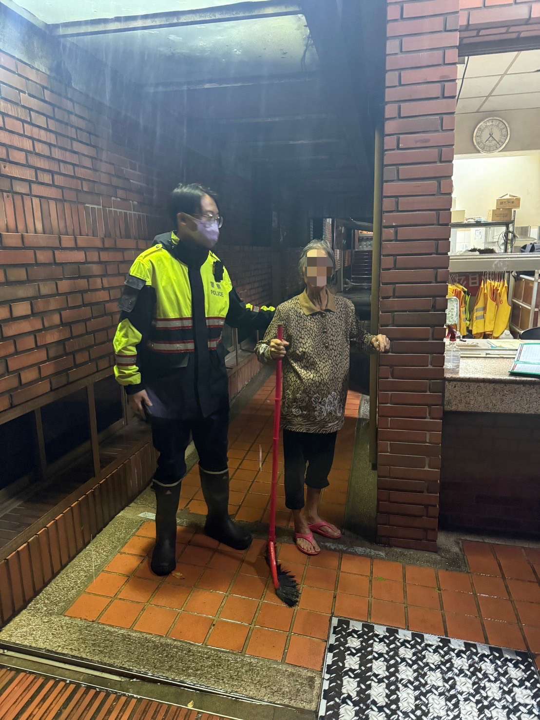 楊梅8旬婦雨中迷途全身濕透 暖警及時關心 S 76898317 0