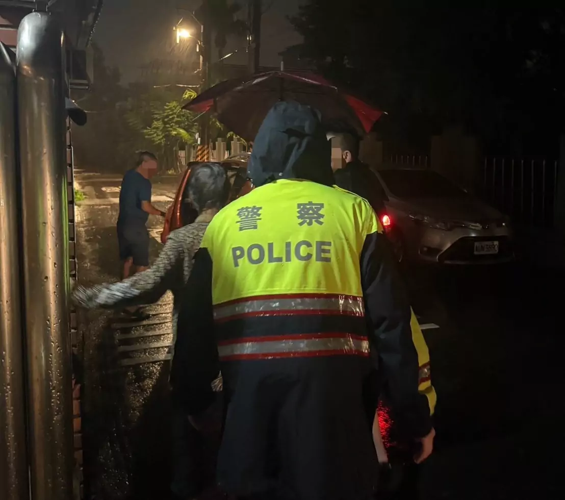 楊梅8旬婦雨中迷途全身濕透 暖警及時關心 楊梅8旬婦雨中迷途全身濕透 暖警及時關心