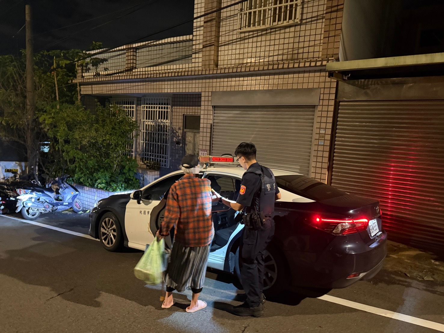 失智婦外出購物忘記回家路 楊梅警靠「這招」助團圓 S 77021228 0