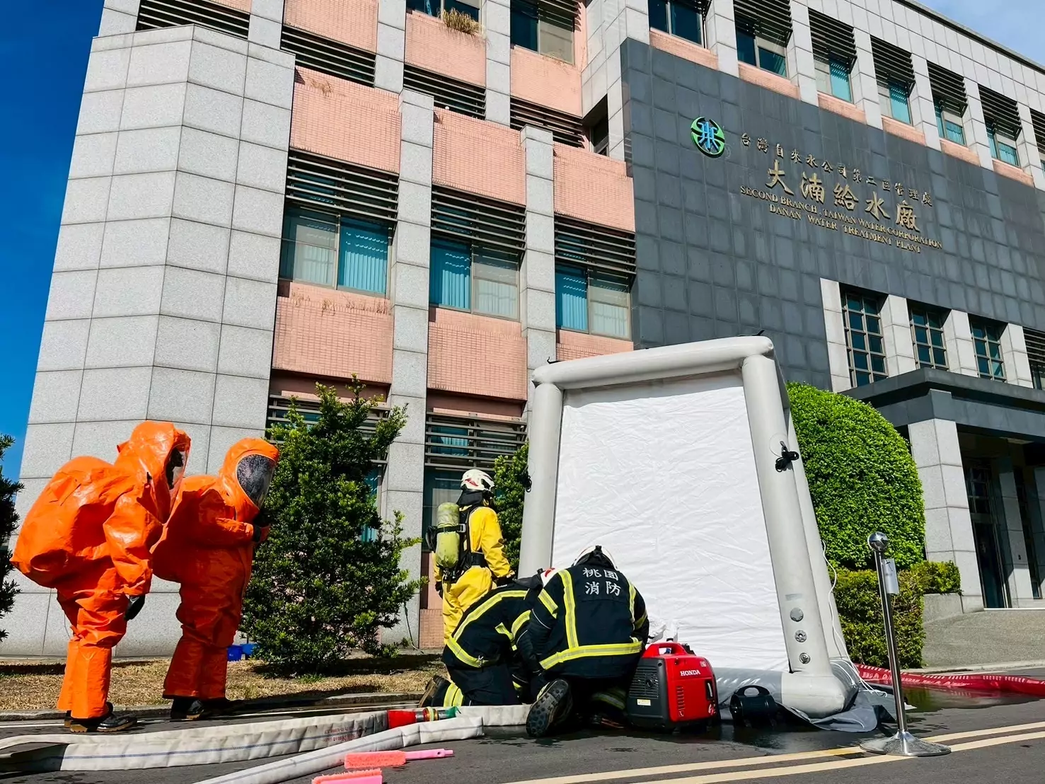 桃消中路分隊搶救演練大湳給水廠登場 保障民生用水供應無虞 桃消中路分隊搶救演練大湳給水廠登場 保障民生用水供應無虞