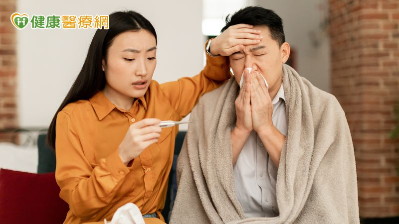 秋冬留意多重感染!疾管署籲:「左流右新」儘速接種 降低群聚風險