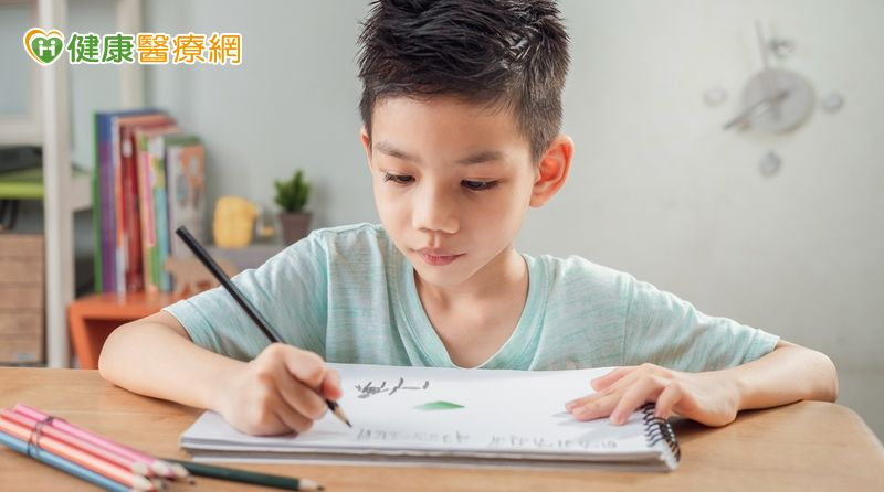 人類智商首度下降!研究揭「兒時人際危機」正在改變孩子大腦