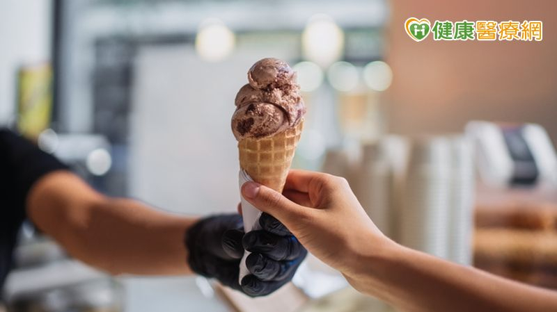 天熱狂嗑冰品、灌冷飲?研究:氣溫每升1°C糖攝取增 1族群易面臨健康威脅