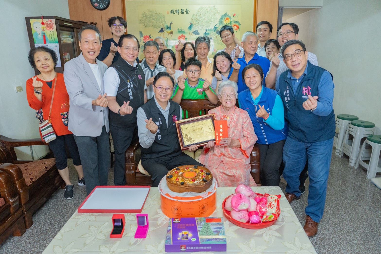 桃園百歲人瑞展現終身學習精神 張善政到府祝壽贈金戒指、獎牌 c662ce96 0a9a 47ef b88d efcd5bd8ab64