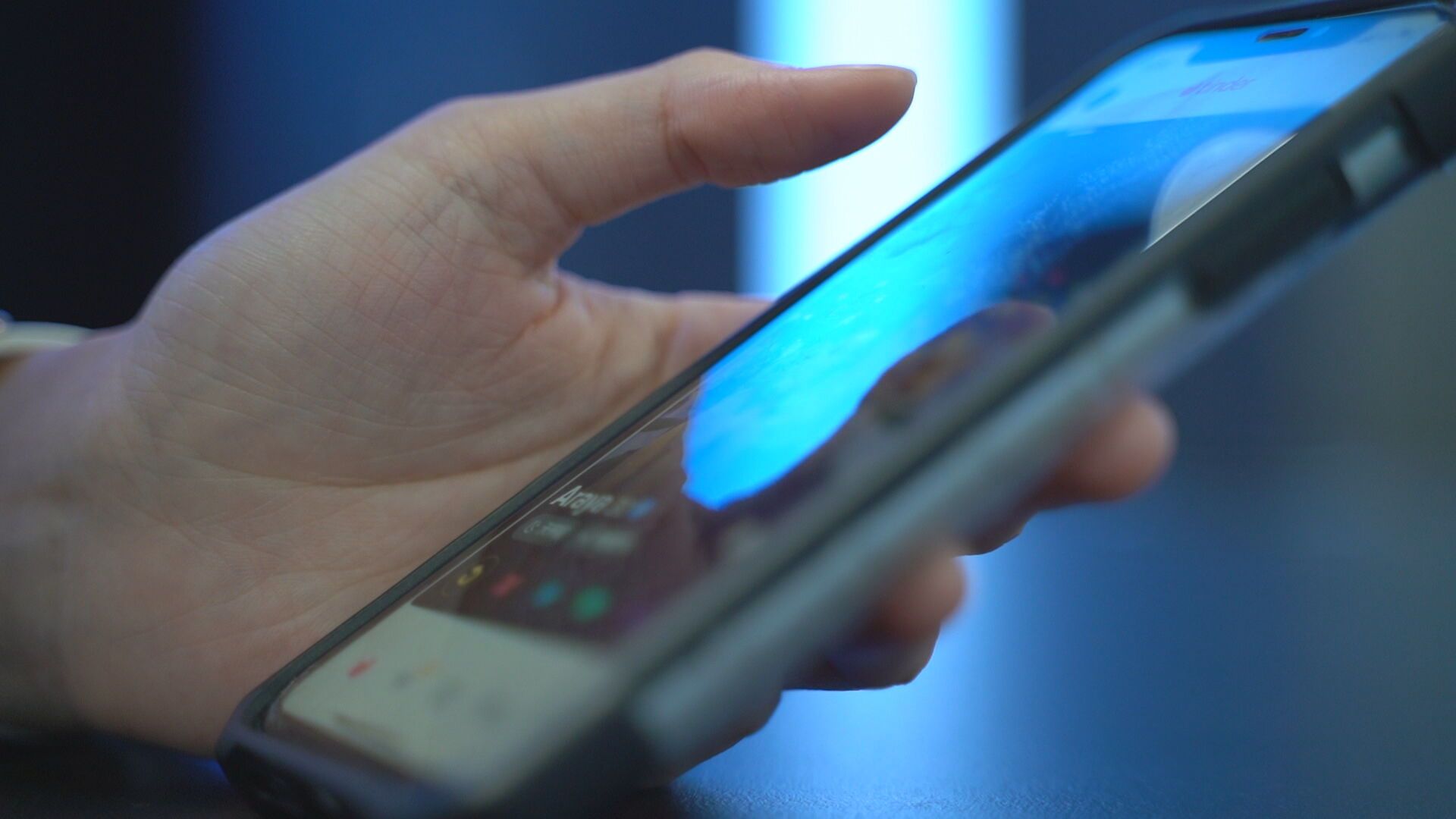 人妻賣場看片太大聲遭勸阻 丈夫失控持刀恐嚇鄰桌!警主動偵辦