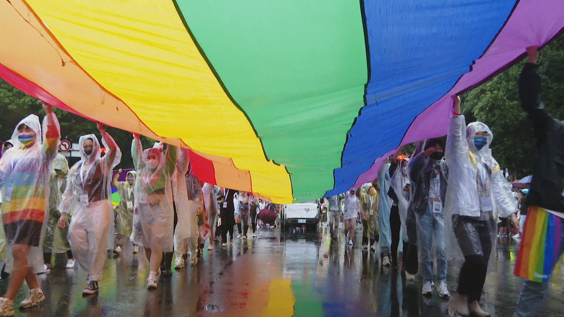 台北同志大遊行登場 蔡英文送暖:每一種顏色都是勇敢做自己的光