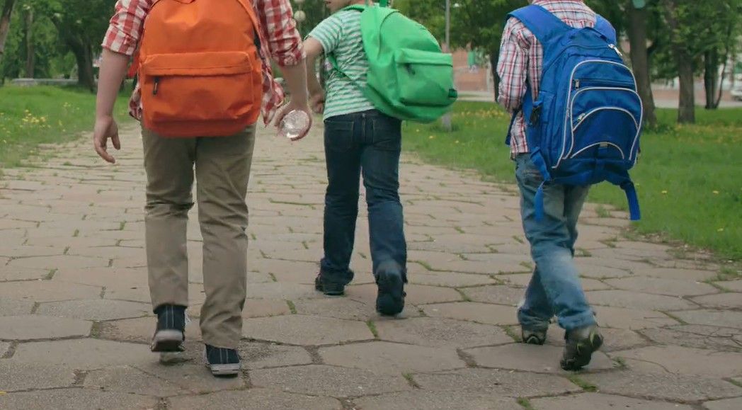 不知爸倒地身亡! 10歲雙胞胎兄弟陪伴一夜叫不醒求援