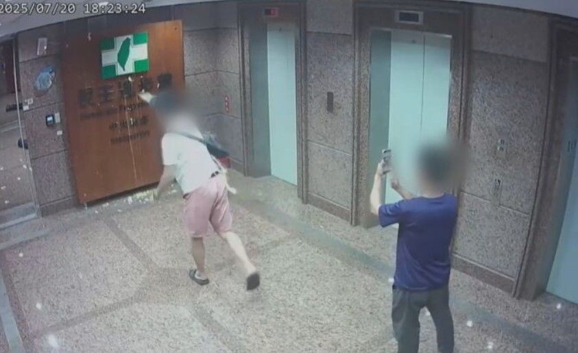 民眾黨前幹部潑蛋遭起訴 民進黨點名黃國昌公開道歉