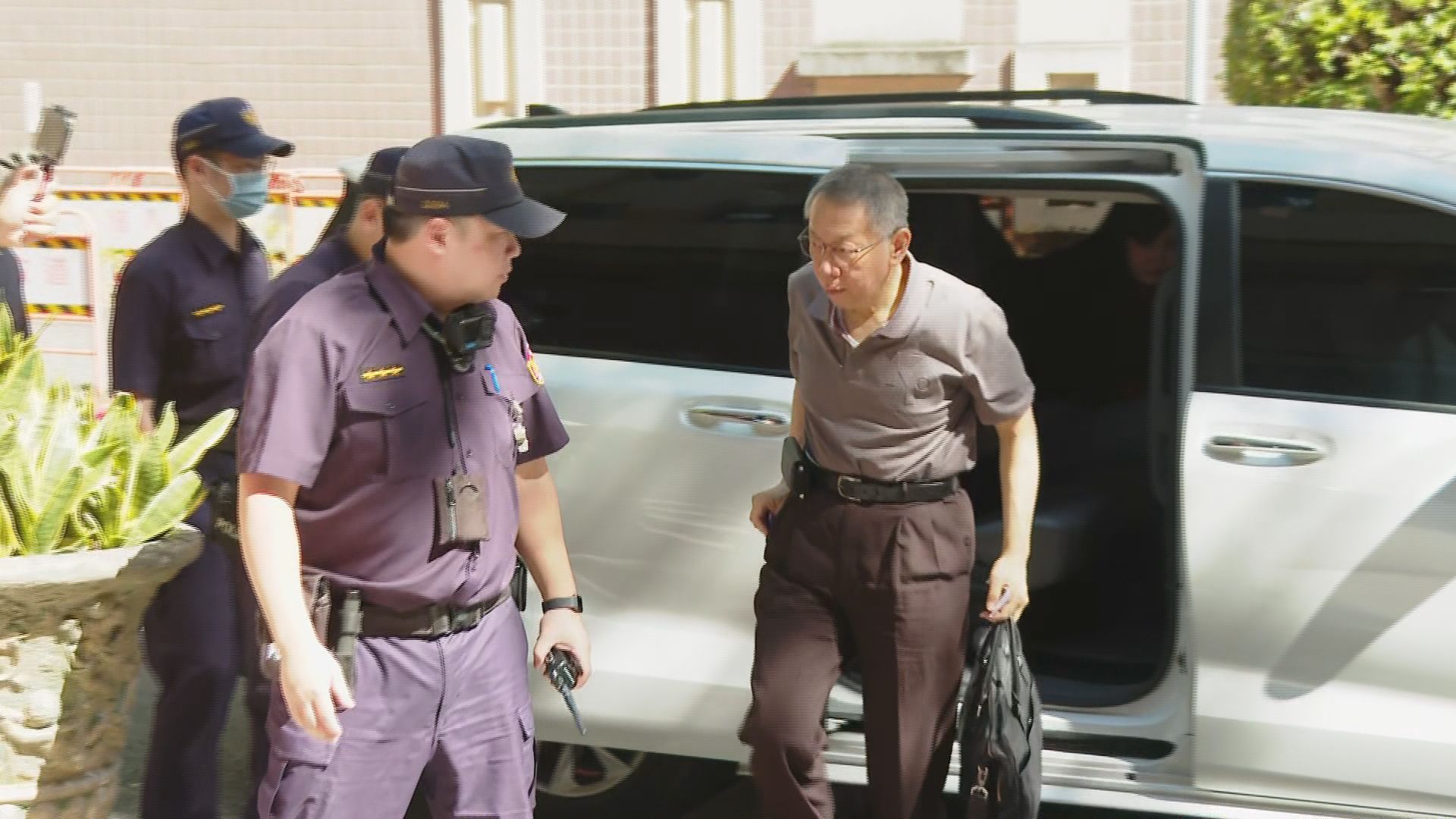 遭控養狗仔!黃國昌曬同框照喊「早就在跟」 柯文哲自嘲回應