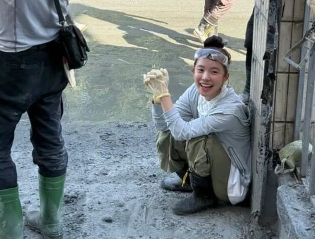 李多慧也是鏟子超人！捐30萬又奔花蓮現場救災　素顏揮汗清淤泥