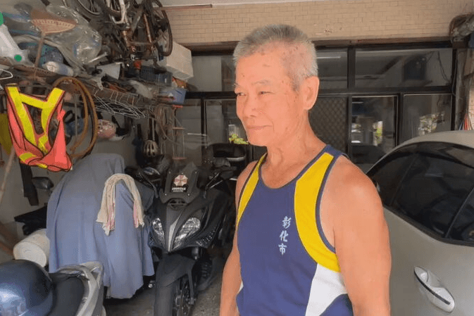 78歲彰化翁騎鐵馬尋光復戰友 找嘸人仍留災區助清淤2天