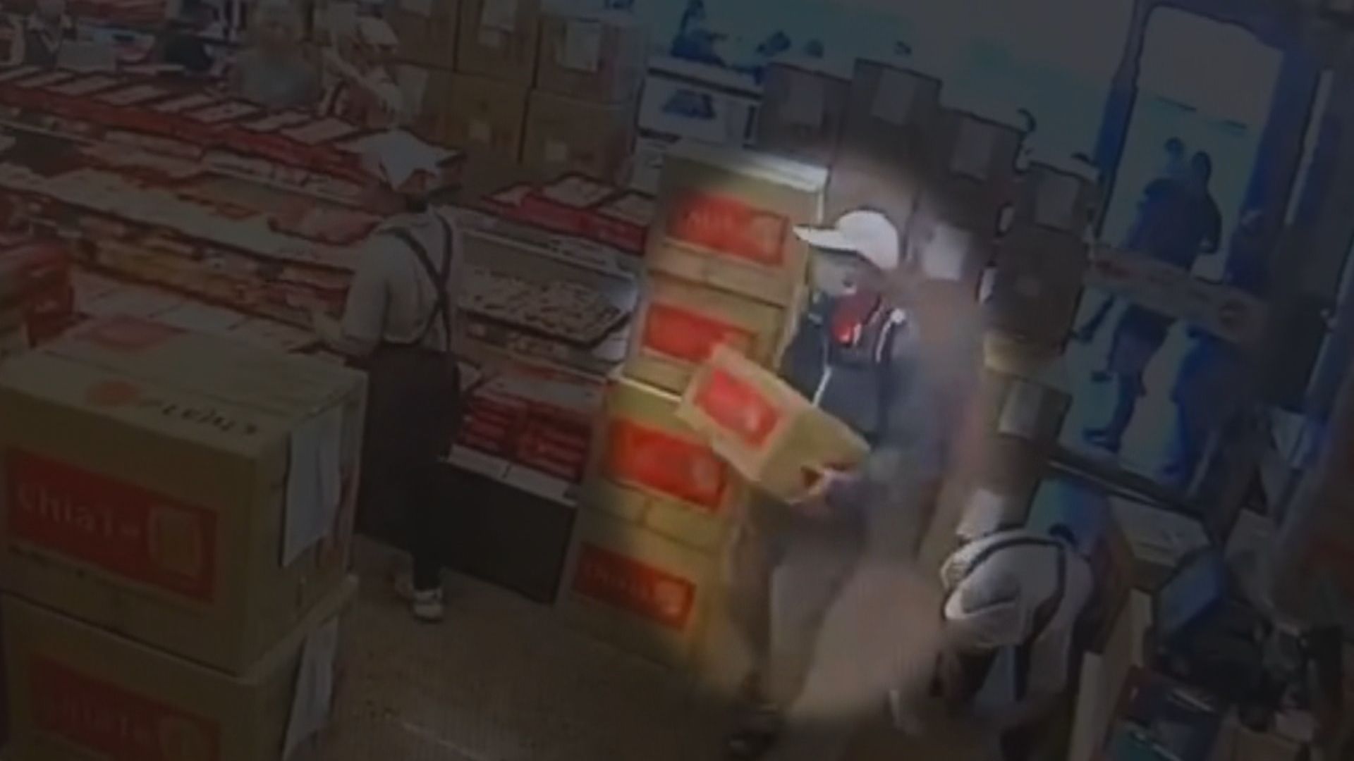 五星月餅長毛 阿湯哥身手偷名店2/中秋節人潮多 佳德鳳梨酥遭白髮賊盯上