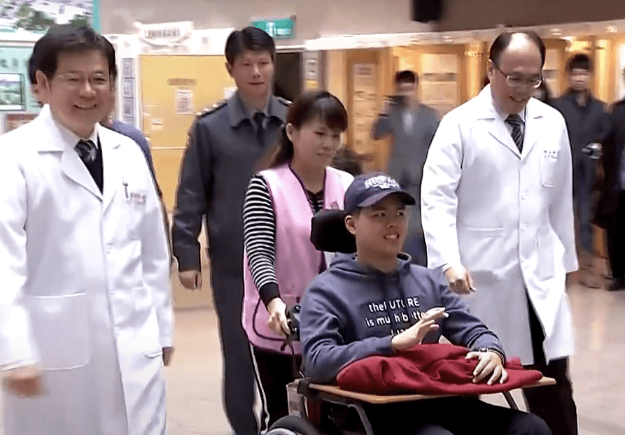 「鋼鐵傘兵」退伍1年新工作曝光 見國防副部長探訪直呼備受鼓勵