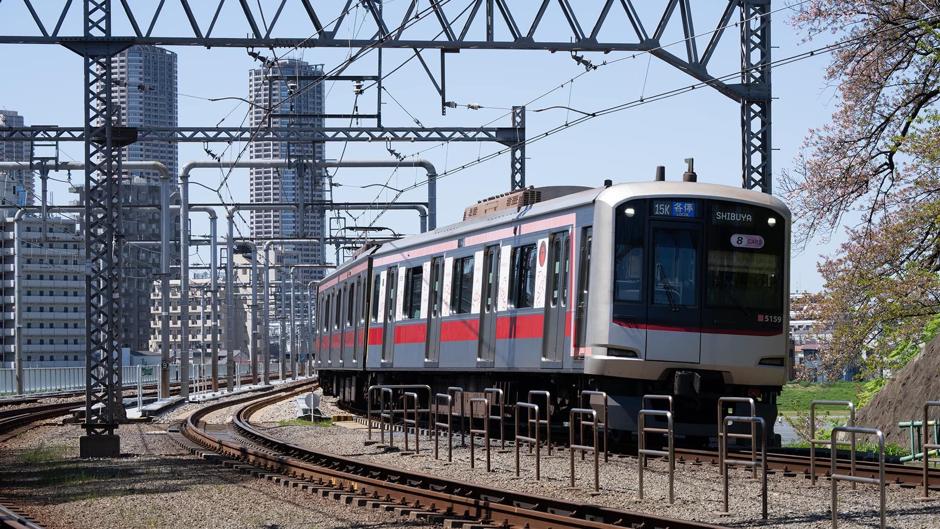 日本東京「田園都市線」列車相撞 全面停駛、通勤族大受影響