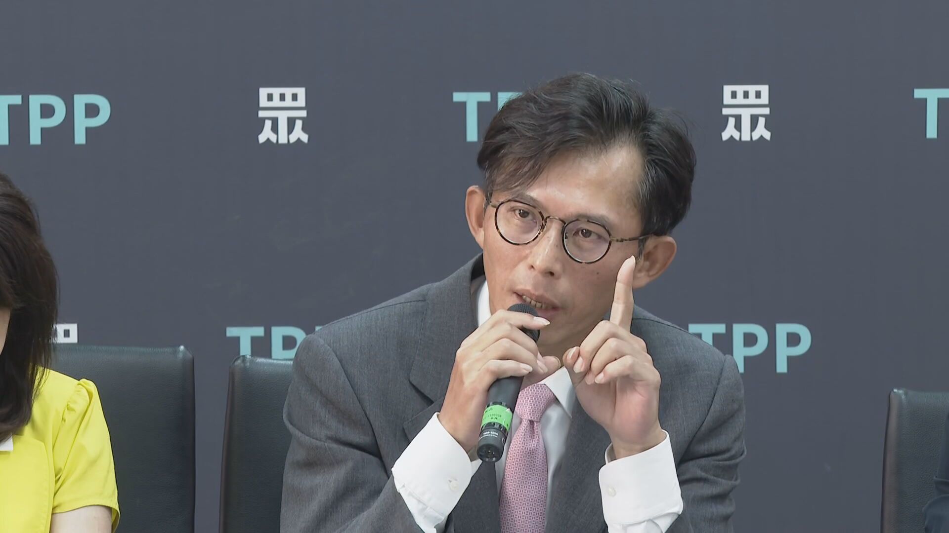 黃國昌跟監門延燒 王鴻薇助理捲賣狗仔照1／週刊爆狗仔集團兜售偷拍照　黃國昌：我從不幹這種事