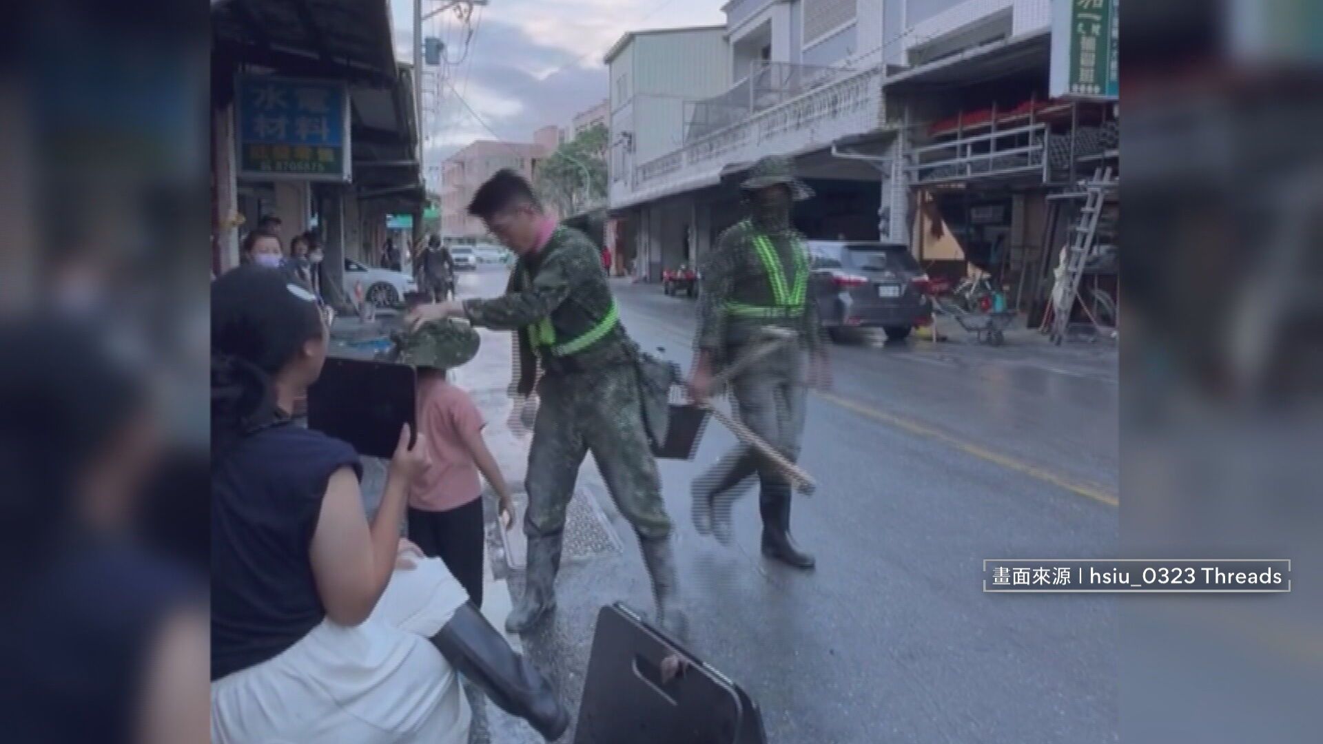 溢流究責立院再戰 國軍暖心帽送女童1/國軍送災區小女孩迷彩帽 網讚「像紅髮給魯夫草帽」