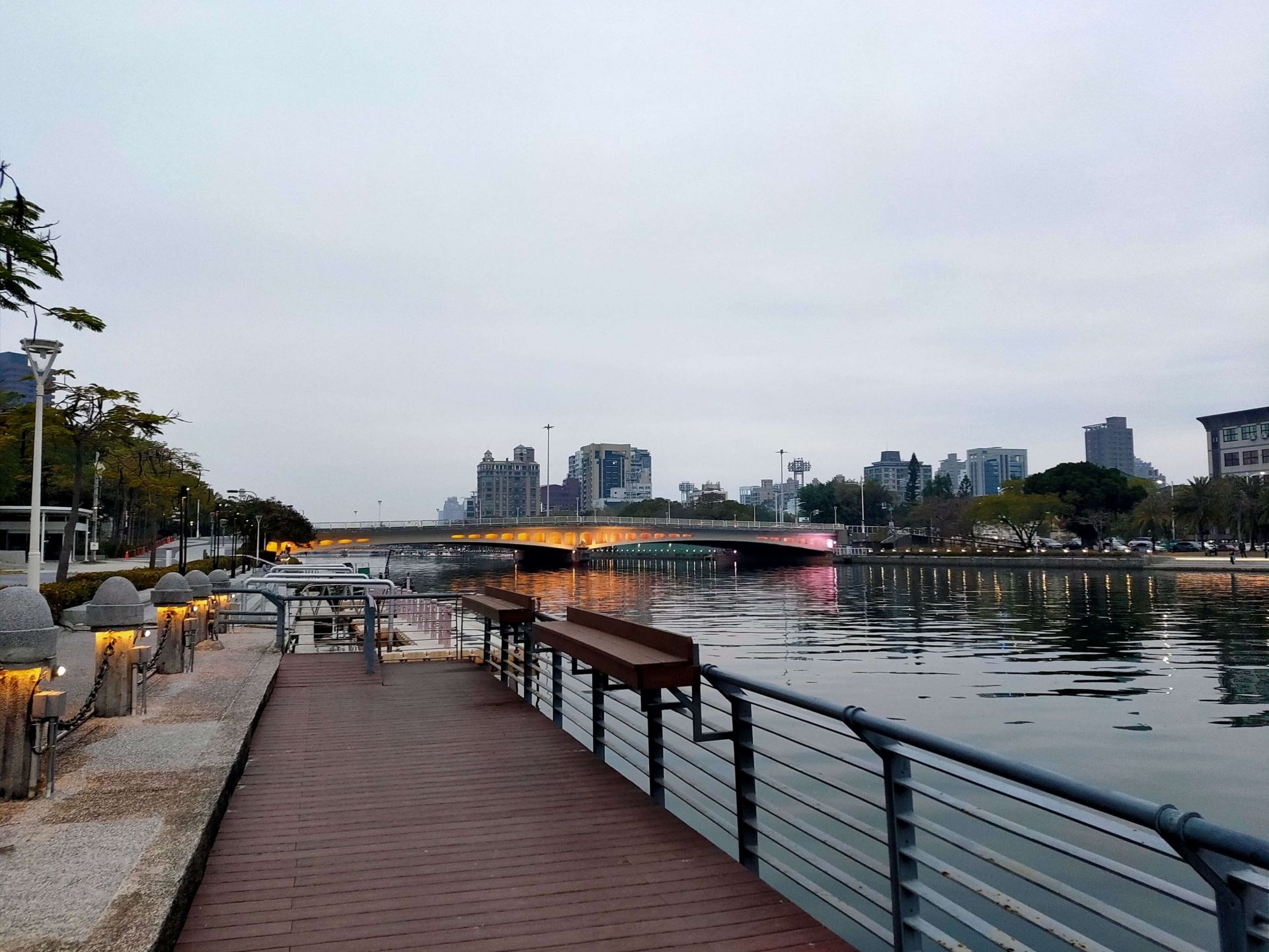 「婦人浮沉高雄愛河」救起時已死亡 身分待調查